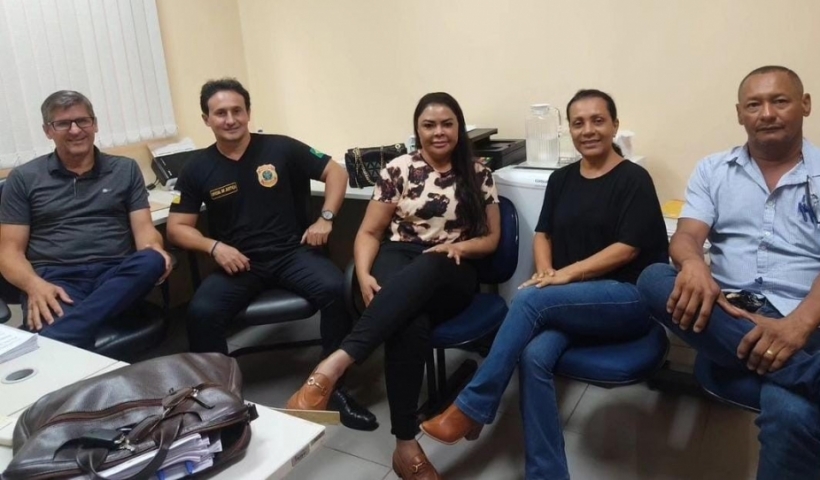 Presidente Hugo Corrêa e Diretora Financeira Janete Gomes visitam os Oficiais de Justiça da Comarca de Dianópolis.