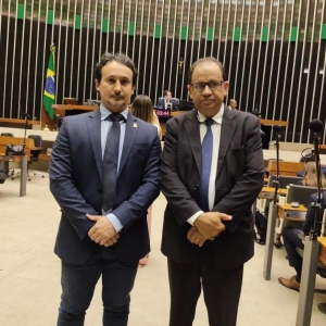 Presidente do SINDOJUS TOCANTINS, Hugo Corrêa, agradece a presença do Deputado Federal Eli Borges (PL-TO) na Sessão Solene em homenagem ao Dia Nacional do Oficial de Justiça.