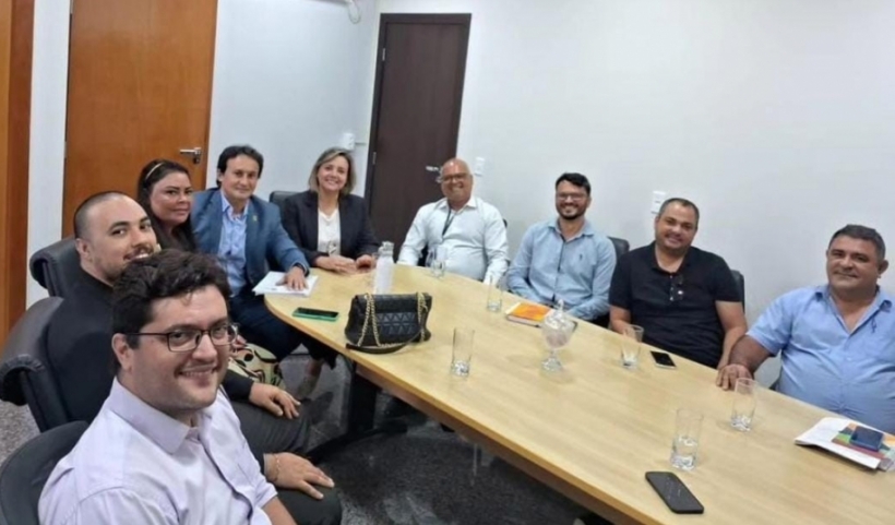 Representantes do SINDOJUS TOCANTINS, Hugo Corrêa – Presidente e Janete Gomes – Diretora Financeira, acompanhados do Assessor Jurídico Dr. Augusto Ranzi, reuniram-se com integrantes da Comissão de Atualização da I T  dos Oficiais de Justiça.