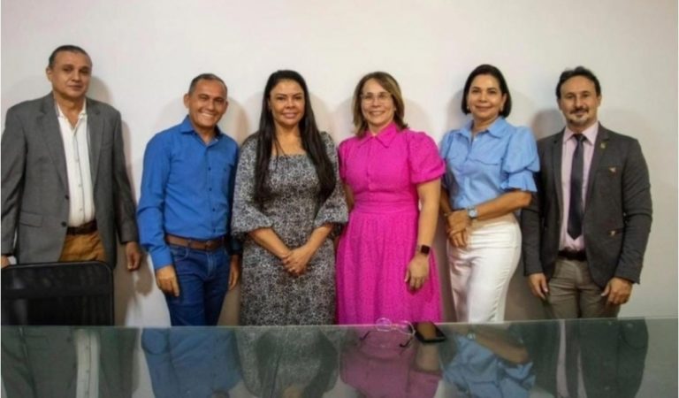 O presidente do SINDOJUS TOCANTINS, Hugo Corrêa, e a diretora financeira Janete prestigiaram a solenidade de posse da nova diretoria do SINSJUSTO.